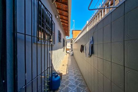 Casa para alugar com 150m², 2 quartos e 2 vagas Casa para alugar com 150m², 2 quartos e 2 vagasCorredor lateral