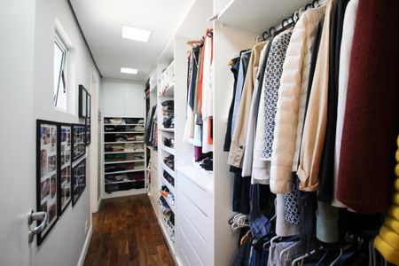 Casa à venda com 120m², 2 quartos e 2 vagas Casa à venda com 120m², 2 quartos e 2 vagasCloset da Suíte