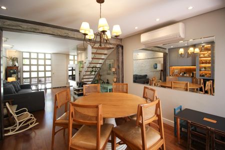 Casa à venda com 120m², 2 quartos e 2 vagas Casa à venda com 120m², 2 quartos e 2 vagasSala