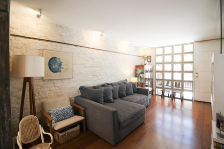 Casa à venda com 120m², 2 quartos e 2 vagas Casa à venda com 120m², 2 quartos e 2 vagasSala