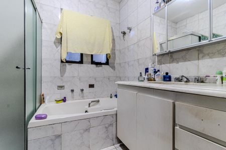 Casa à venda com 362m², 4 quartos e 5 vagasBanheiro da Suíte 1