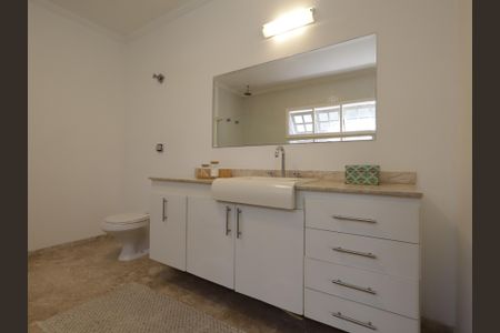 Casa à venda com 351m², 3 quartos e 3 vagasBanheiro da Suíte 2