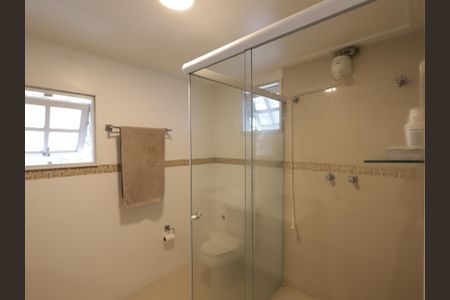 Casa à venda com 351m², 3 quartos e 3 vagasBanheiro da Suíte 2