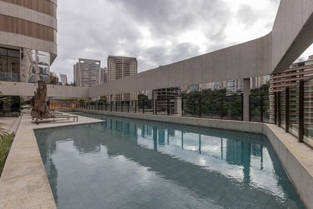 Apartamento à venda com 377m², 4 quartos e 5 vagas Apartamento à venda com 377m², 4 quartos e 5 vagasÁrea comum - Piscina