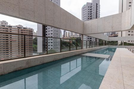 Apartamento à venda com 377m², 4 quartos e 5 vagas Apartamento à venda com 377m², 4 quartos e 5 vagasÁrea comum - Piscina