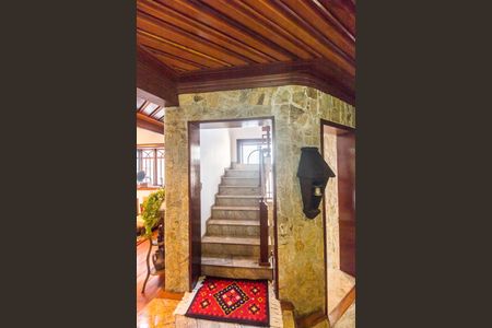 Casa à venda com 845m², 5 quartos e 4 vagasEscada