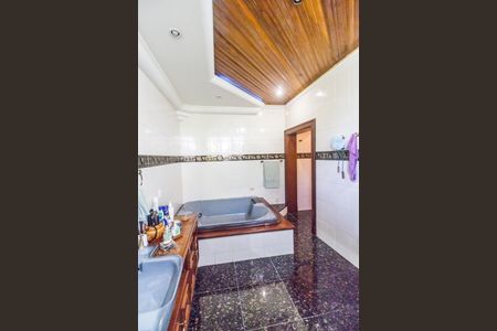 Casa à venda com 845m², 5 quartos e 4 vagasBanheiro da Suíte 2