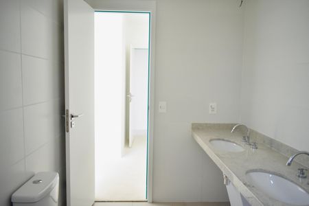 Apartamento à venda com 132m², 3 quartos e 2 vagas Apartamento à venda com 132m², 3 quartos e 2 vagasBanheiro da Suíte 3