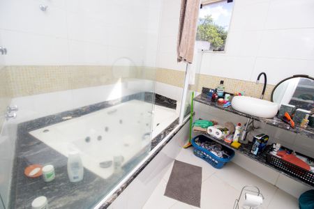 Casa de condomínio à venda com 320m², 5 quartos e 1 vaga Casa de condomínio à venda com 320m², 5 quartos e 1 vagaBanheiro da Suíte 3