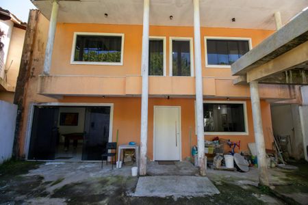 Casa de condomínio à venda com 320m², 5 quartos e 1 vaga Casa de condomínio à venda com 320m², 5 quartos e 1 vagaFachada