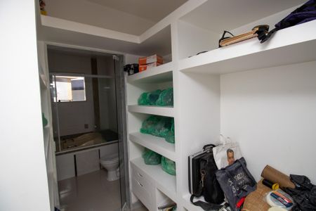 Casa de condomínio à venda com 320m², 5 quartos e 1 vaga Casa de condomínio à venda com 320m², 5 quartos e 1 vagaCloset Suíte 2