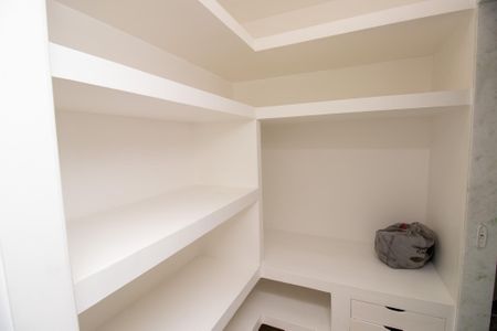 Casa de condomínio à venda com 320m², 5 quartos e 1 vaga Casa de condomínio à venda com 320m², 5 quartos e 1 vagaCloset da Suíte 4