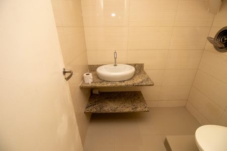 Casa de condomínio à venda com 320m², 5 quartos e 1 vaga Casa de condomínio à venda com 320m², 5 quartos e 1 vagaBanheiro