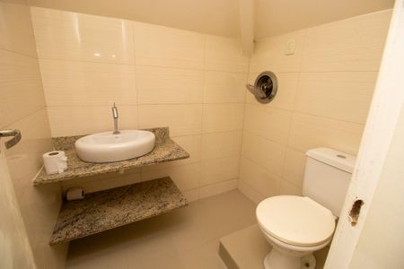 Casa de condomínio à venda com 320m², 5 quartos e 1 vaga Casa de condomínio à venda com 320m², 5 quartos e 1 vagaBanheiro