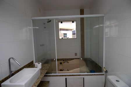 Casa de condomínio à venda com 320m², 5 quartos e 1 vaga Casa de condomínio à venda com 320m², 5 quartos e 1 vagaBanheiro Suíte 2