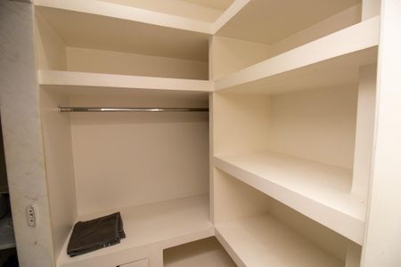 Casa de condomínio à venda com 320m², 5 quartos e 1 vaga Casa de condomínio à venda com 320m², 5 quartos e 1 vagaCloset da Suíte 4