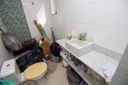 Casa de condomínio à venda com 320m², 5 quartos e 1 vaga Casa de condomínio à venda com 320m², 5 quartos e 1 vagaBanheiro da Suíte 1