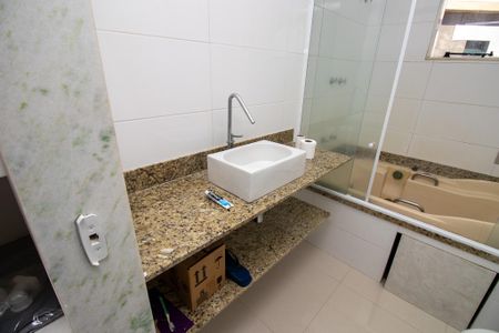 Casa de condomínio à venda com 320m², 5 quartos e 1 vaga Casa de condomínio à venda com 320m², 5 quartos e 1 vagaBanheiro Suíte 2