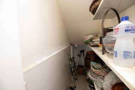 Casa de condomínio à venda com 320m², 5 quartos e 1 vaga Casa de condomínio à venda com 320m², 5 quartos e 1 vagaDespensa