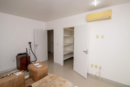 Casa de condomínio à venda com 320m², 5 quartos e 1 vaga Casa de condomínio à venda com 320m², 5 quartos e 1 vagaSuíte 4