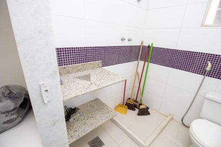 Casa de condomínio à venda com 320m², 5 quartos e 1 vaga Casa de condomínio à venda com 320m², 5 quartos e 1 vagaBanheiro da Suíte 4