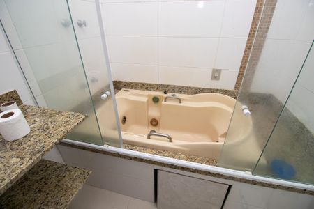 Casa de condomínio à venda com 320m², 5 quartos e 1 vaga Casa de condomínio à venda com 320m², 5 quartos e 1 vagaBanheiro Suíte 2