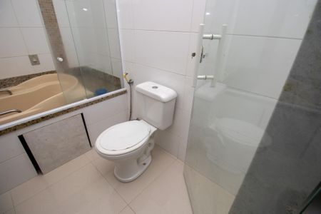 Casa de condomínio à venda com 320m², 5 quartos e 1 vaga Casa de condomínio à venda com 320m², 5 quartos e 1 vagaBanheiro Suíte 2