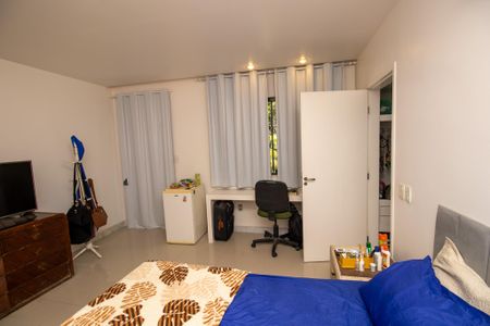 Casa de condomínio à venda com 320m², 5 quartos e 1 vaga Casa de condomínio à venda com 320m², 5 quartos e 1 vagaSuíte 3