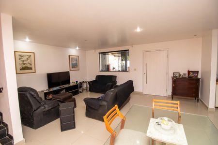 Casa de condomínio à venda com 320m², 5 quartos e 1 vaga Casa de condomínio à venda com 320m², 5 quartos e 1 vagaSala