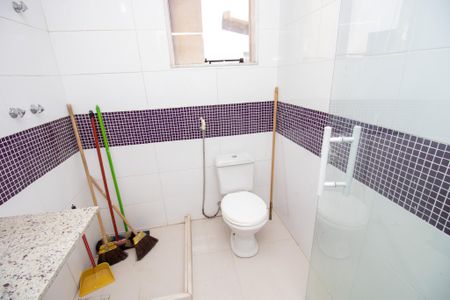 Casa de condomínio à venda com 320m², 5 quartos e 1 vaga Casa de condomínio à venda com 320m², 5 quartos e 1 vagaBanheiro da Suíte 4