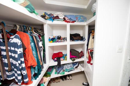 Casa de condomínio à venda com 320m², 5 quartos e 1 vaga Casa de condomínio à venda com 320m², 5 quartos e 1 vagaCloset Suíte 3