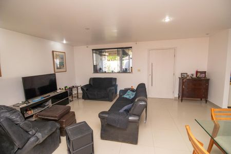 Casa de condomínio à venda com 320m², 5 quartos e 1 vaga Casa de condomínio à venda com 320m², 5 quartos e 1 vagaSala