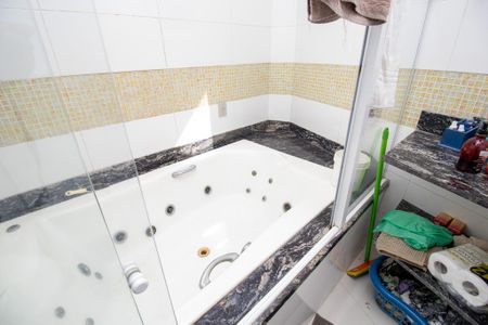 Casa de condomínio à venda com 320m², 5 quartos e 1 vaga Casa de condomínio à venda com 320m², 5 quartos e 1 vagaBanheiro da Suíte 3