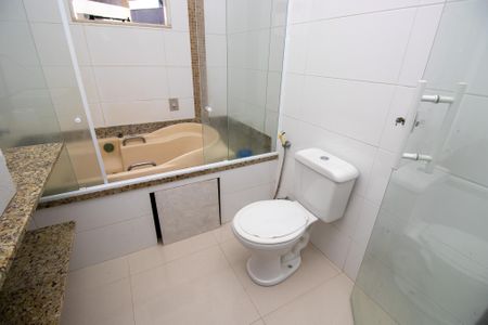 Casa de condomínio à venda com 320m², 5 quartos e 1 vaga Casa de condomínio à venda com 320m², 5 quartos e 1 vagaBanheiro Suíte 2