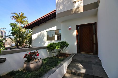 Casa para alugar com 308m², 3 quartos e 5 vagasFachada