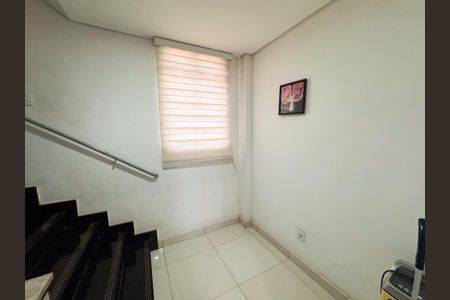 Apartamento para alugar com 98m², 2 quartos e 1 vagaEscada