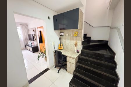 Apartamento para alugar com 98m², 2 quartos e 1 vagaEscada