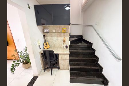 Apartamento para alugar com 98m², 2 quartos e 1 vagaEscada