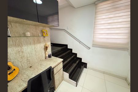 Apartamento para alugar com 98m², 2 quartos e 1 vagaEscada
