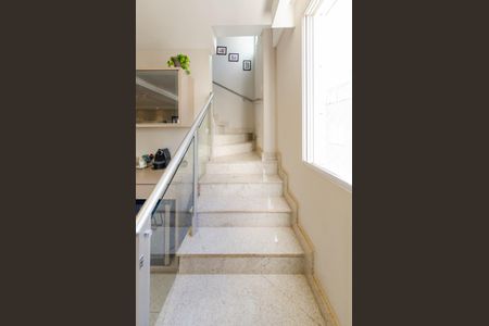 Apartamento à venda com 240m², 4 quartos e 4 vagas Apartamento à venda com 240m², 4 quartos e 4 vagasEscada