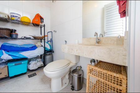 Apartamento à venda com 240m², 4 quartos e 4 vagas Apartamento à venda com 240m², 4 quartos e 4 vagasBanheiro de Serviço 2