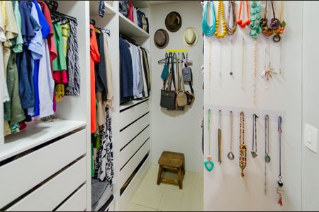 Apartamento à venda com 240m², 4 quartos e 4 vagas Apartamento à venda com 240m², 4 quartos e 4 vagasCloset Suíte 1