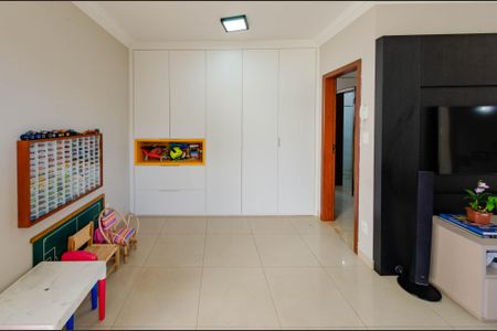 Apartamento à venda com 240m², 4 quartos e 4 vagas Apartamento à venda com 240m², 4 quartos e 4 vagasSala 2