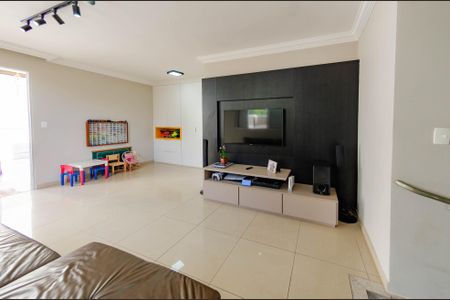 Apartamento à venda com 240m², 4 quartos e 4 vagas Apartamento à venda com 240m², 4 quartos e 4 vagasSala 2