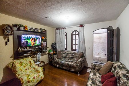 Casa à venda com 310m², 6 quartos e 4 vagas Casa à venda com 310m², 6 quartos e 4 vagasSala