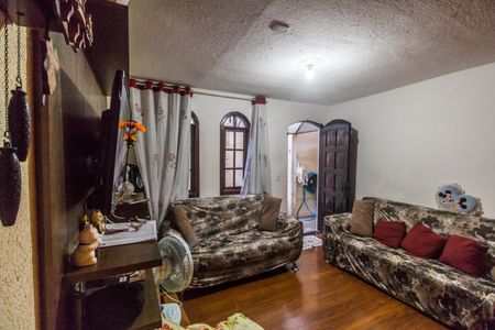 Casa à venda com 310m², 6 quartos e 4 vagas Casa à venda com 310m², 6 quartos e 4 vagasSala