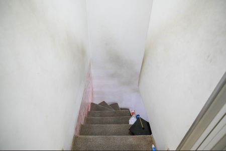 Casa à venda com 150m², 2 quartos e 5 vagas Casa à venda com 150m², 2 quartos e 5 vagasEscada