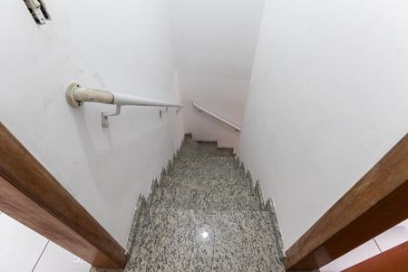 Casa à venda com 125m², 2 quartos e 2 vagas Casa à venda com 125m², 2 quartos e 2 vagasEscada