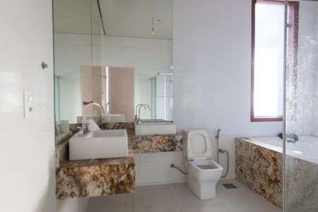 Casa para alugar com 529m², 4 quartos e 7 vagasBanheiro suite