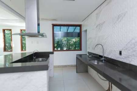 Casa para alugar com 529m², 4 quartos e 7 vagasCozinha
